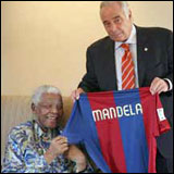 Nelson Mandela recibiendo una camiseta del Barça con su nombre.